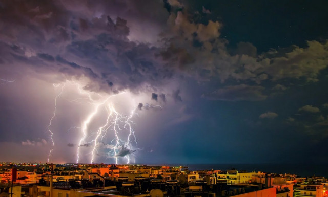 Καιρός ΤΩΡΑ: Η κακοκαιρία «χτυπά» τη χώρα - Πού βρέχει τώρα