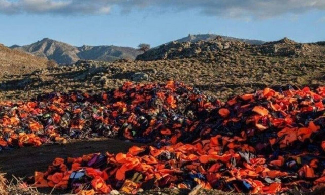 Μυτιλήνη: Με σωσίβια και βάρκες αποκλείουν την περιοχή που θα κατασκευαστεί η νέα δομή (pics)