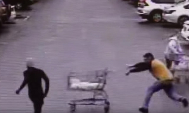 Ο ήρωας με το... καροτσάκι σούπερ-μάρκετ: Σταμάτησε ληστή εντυπωσιακά