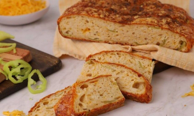 Η συνταγή της ημέρας: Ψωμί με cheddar και πράσινες πιπεριές