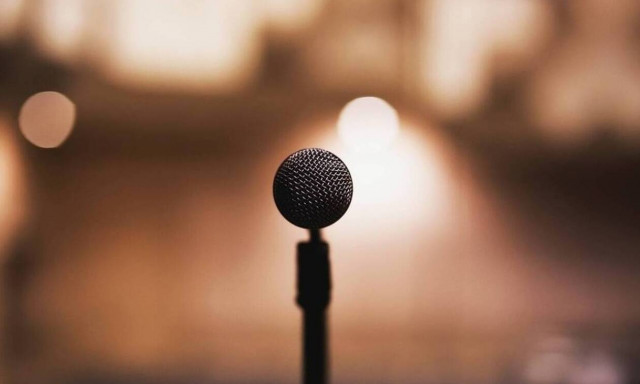 Πανικός σε συναυλία: Πασίγνωστος τραγουδιστής έπεσε στη σκηνή (pics)