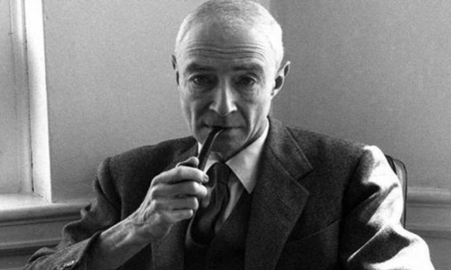 Σαν σήμερα το 1967 πέθανε ο «πατέρας» της ατομικής βόμβας Ρόμπερτ Οπενχάιμερ 