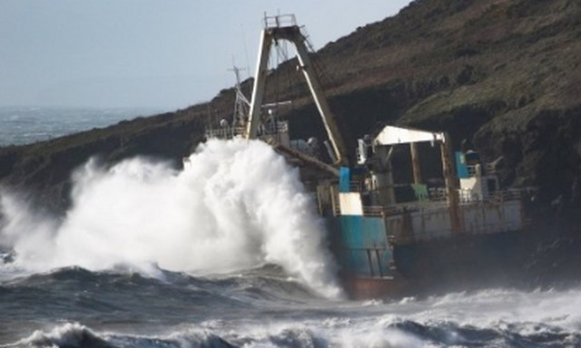 Μυστήριο με πλοίο - φάντασμα που ξεβράστηκε στην ακτή (pics)