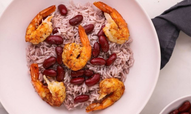 Η συνταγή της ημέρας: Γαρίδες με ρύζι και κόκκινα φασόλια