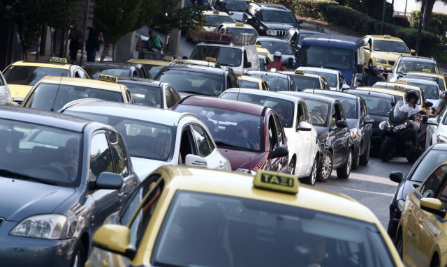 Ημέρα ταλαιπωρίας: Κομφούζιο στους δρόμους από την απεργία για το ασφαλιστικό