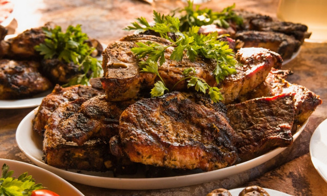 Η Τσικνοπέμπτη δεν είναι αργία κι αυτή είναι η μεγαλύτερη αδικία ever