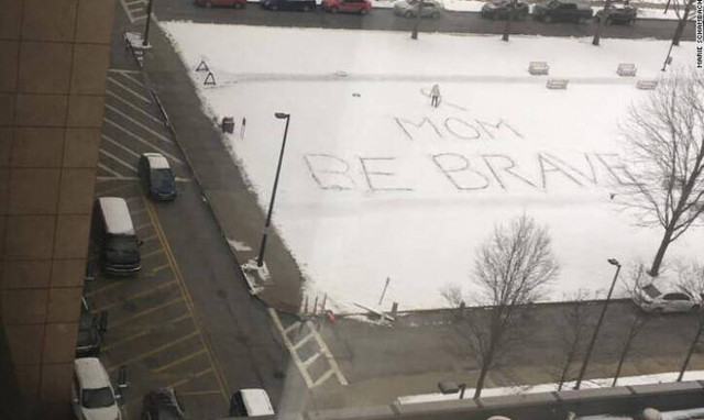 «Μαμά, να είσαι γενναία»: Mήνυμα ελπίδας στο χιόνι από την κόρη καρκινοπαθούς 