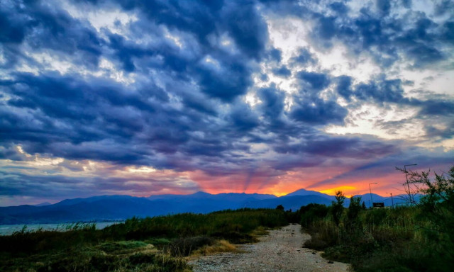 Καιρός: Τετάρτη με συννεφιά και καλές θερμοκρασίες - Τσικνοπέμπτη με βροχές και καταιγίδες (pics)