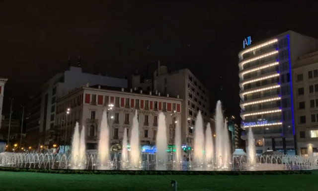 Η πλατεία Ομονοίας άλλαξε και ομόρφυνε: Εντυπωσιάζει το σιντριβάνι (vid)