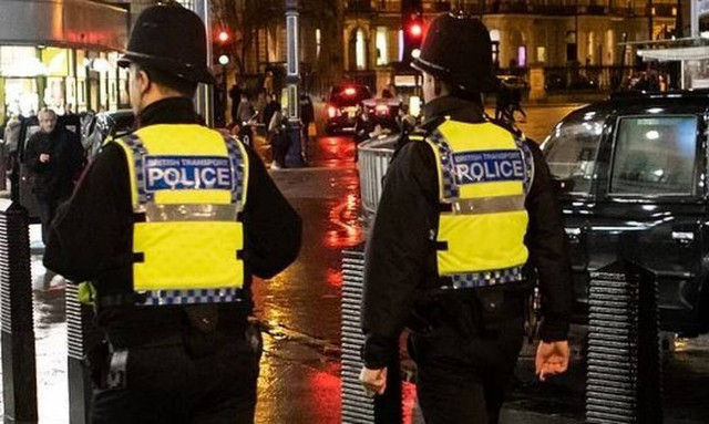 Συναγερμός σε τζαμί στο Λονδίνο: Άνδρας επιτέθηκε με μαχαίρι σε ιμάμη (vid)