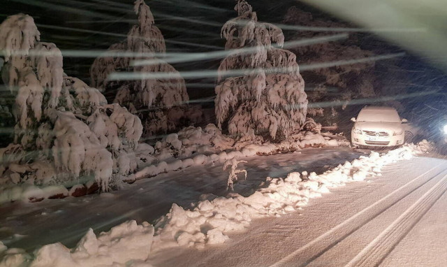 Πυκνή χιονόπτωση στην Πάρνηθα: Δείτε LIVE πού χιονίζει σε όλη τη χώρα