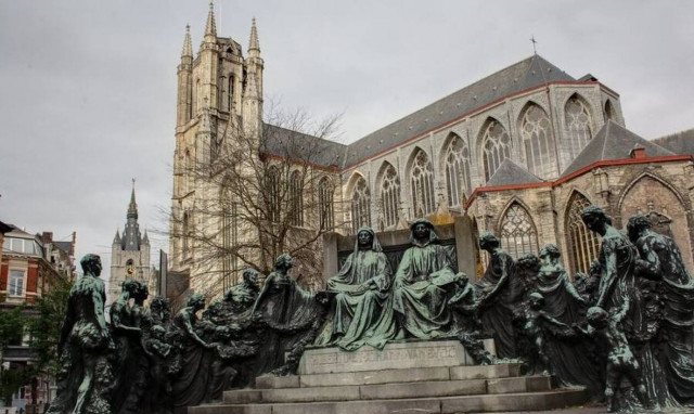 Ανατριχίλα: «Πάγωσαν» με αυτό που ανακάλυψαν σε προαύλιο εκκλησίας (pics)