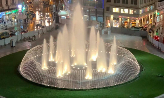 Ομόνοια: Η ιστορική πλατεία αλλάζει και εντυπωσιάζει με χρώματα και φαντασμαγορικό συντριβάνι