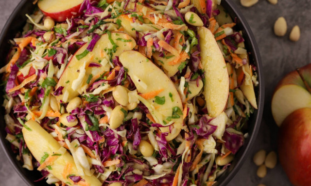 Η συνταγή της ημέρας: Σαλάτα με κόκκινο λάχανο και μήλο