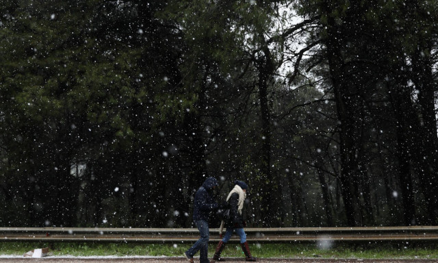 Καιρός: Πού χιονίζει και πότε ανεβαίνει ξανά ο υδράργυρος  
