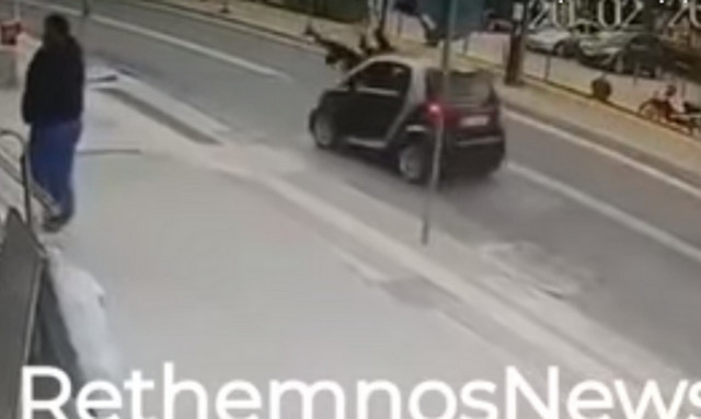 Φρικτό τροχαίο στο Ρέθυμνο: Σοκαριστικό βίντεο με παράσυρση μητέρας και παιδιού