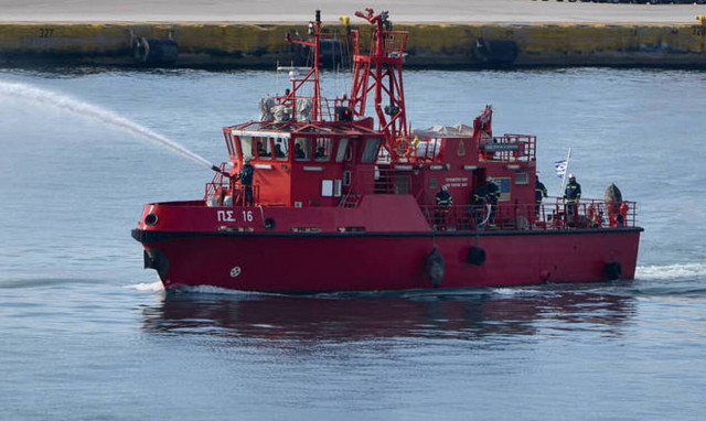 Πυρκαγιά σε παροπλισμένο πλοίο στο Πέραμα