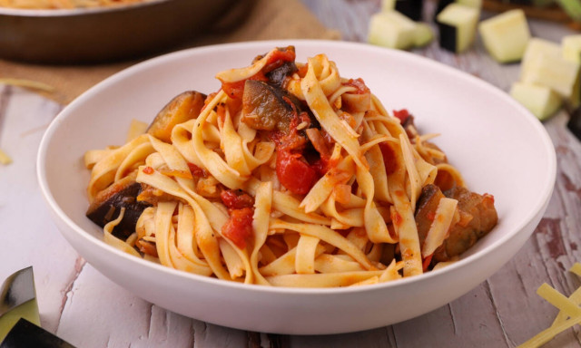 Συνταγή για πεντανόστιμες χυλοπίτες με μελιτζάνα