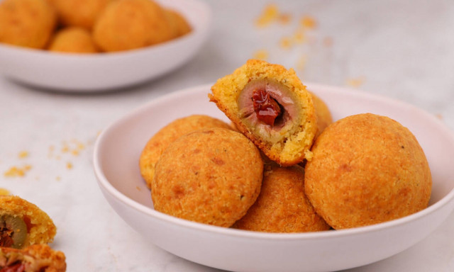 Πανεύκολη συνταγή για κροκέτες τυριού γεμιστές με ελιά