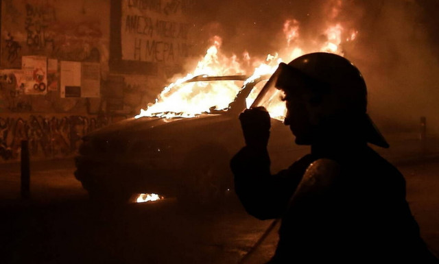 Αθήνα: Στις φλόγες οχήματα σε Σταδίου και Πειραιώς