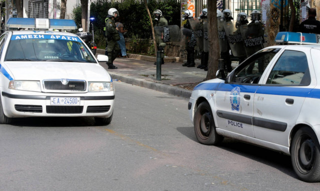 Επεισόδια έξω από την ΑΣΟΕΕ - Τραυματίστηκε αστυνομικός