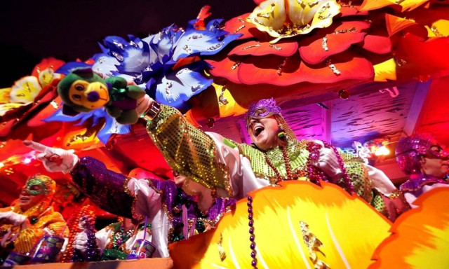 Άνδρας παρασύρθηκε και σκοτώθηκε από καρναβαλικό άρμα (pics+vid)