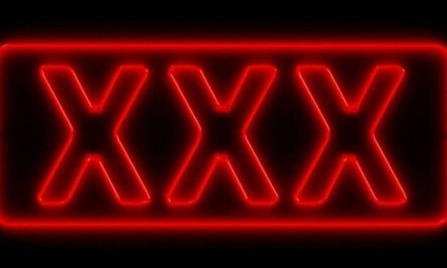 Χαμός σε στριπτιτζάδικο με ηλικιωμένη - Στο νοσοκομείο στρίπερ (pics)