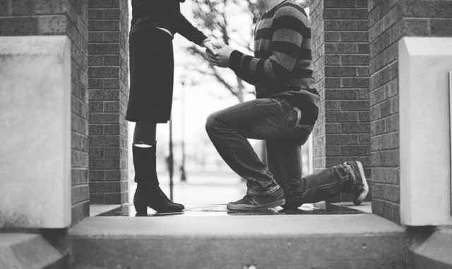 Έκανε πρόταση γάμου στην κοπέλα του: Αυτό που συνέβη μετά τον άφησε... άφωνο