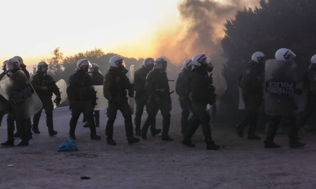 Μεταναστευτικό - «Βράζουν» Μυτιλήνη-Χίος: Μολότοφ, χημικά, ρουκέτες, κλειστοί δρόμοι και συλλήψεις