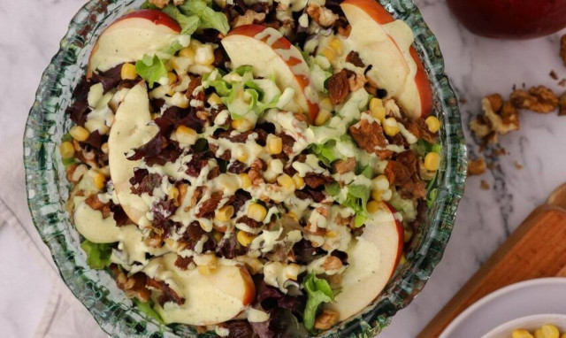 Η δροσερή συνταγή της ημέρας: Πράσινη σαλάτα με μήλο και ξηρούς καρπούς