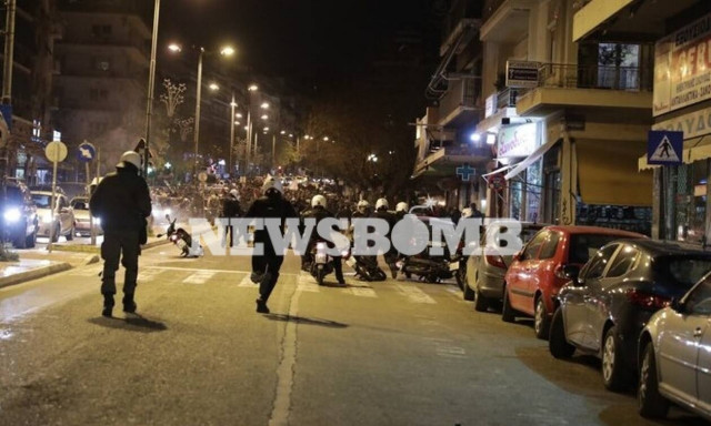 ΤΩΡΑ: Σοβαρά επεισόδια στο κέντρο της Αθήνας - Πετροπόλεμος, χημικά και προσαγωγές 