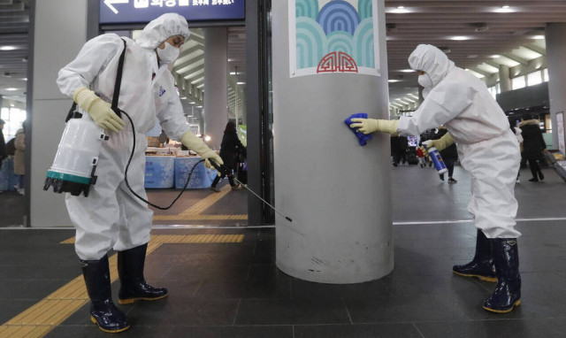 Κοροναϊός: Ποια είναι τα συμπτώματα - Πώς μεταδίδεται ο ιός