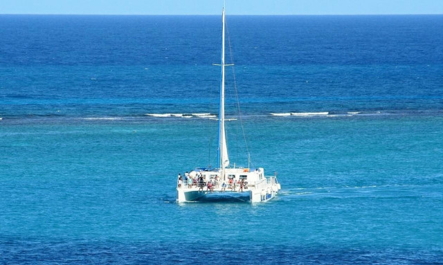 Τρόμος για οικογένεια που επέβαινε σε καταμαράν – Ζουν από θαύμα (pics)