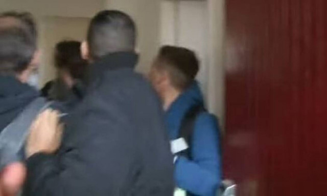 Χίος: Η στιγμή του ξυλοδαρμού των αστυνομικών μέσα στο ξενοδοχείο – Εικόνες ΣΟΚ (vid)