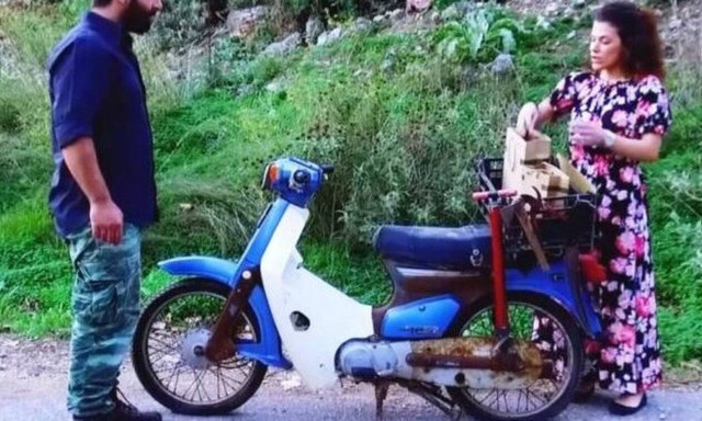 Κρήτη: Χάλασε το μηχανάκι της, την βοήθησε και μετά την… παντρεύτηκε!