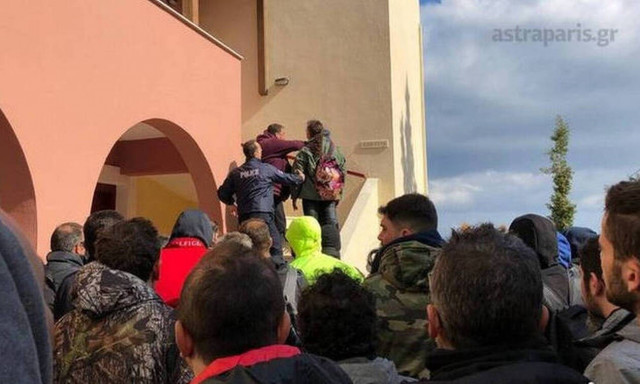 Επεισόδια στη Χίο: Βίντεο από την εισβολή κατοίκων σε ξενοδοχείο όπου μένουν άνδρες των ΜΑΤ