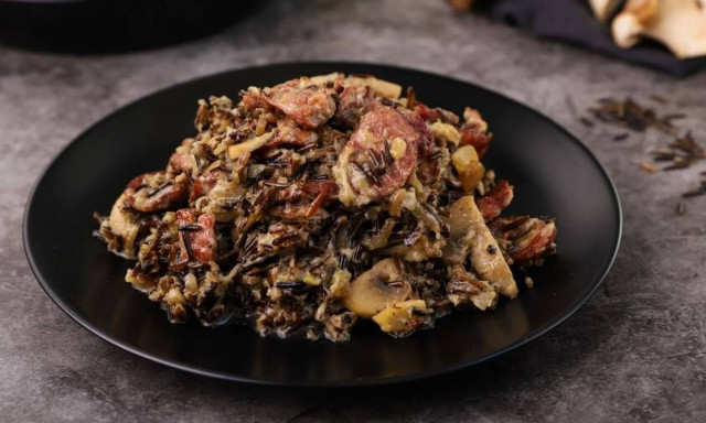 Λουκάνικο με άγριο ρύζι και μανιτάρια