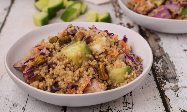 Σαλάτα με κινόα και λαχανικά