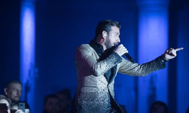 Θάνος Πετρέλης: Ντελίριο στο live tour του στην Αμερική και συγκινητικές στιγμές σε ελληνικό σχολείο