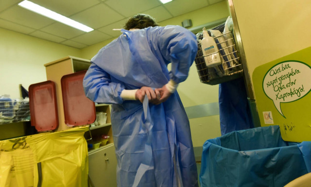 Κοροναϊός: Το μοιραίο λάθος της 40χρονης – Πώς ενδέχεται να μετέδωσε τον ιό και σε άλλους