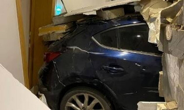 «Πάγωσε» άνδρας που καθόταν στο σαλόνι του – Έσπασε ο τοίχος και... (pics)