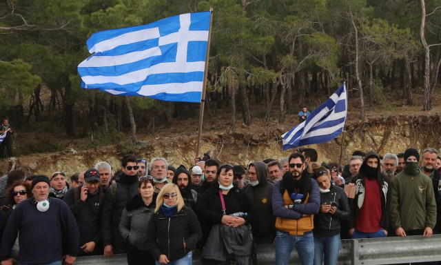 Αποχωρούν τα ΜΑΤ από τη Μυτιλήνη: Μουτζούρης: Υπερβολική η χειρονομία – Πέτσας: Είναι επικίνδυνος