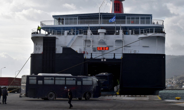 Riot police forces depart from Lesvos and Chios	