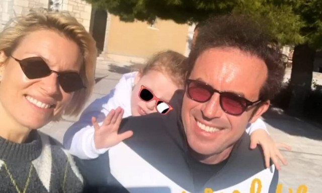 Βίκυ Καγιά: Χωρίς μακιγιάζ παρέα με τα παιδιά και τον σύζυγό της στο παρκάκι της Παύλιανης (pics)