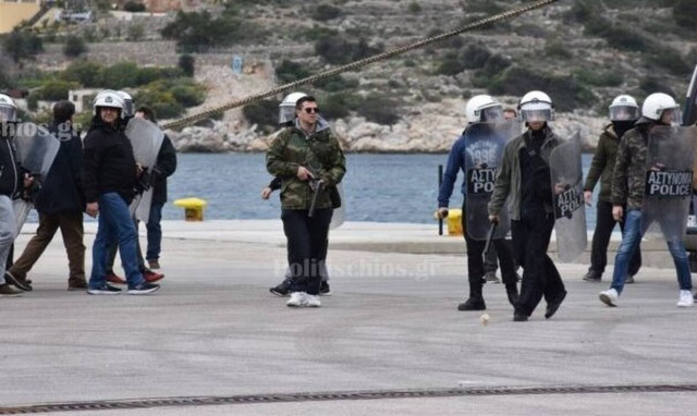 Εικόνες ντροπής στη Χίο: Αστυνομικοί με πολιτικά σε ρόλο χούλιγκαν σπάνε ΙΧ και ρίχνουν χημικά