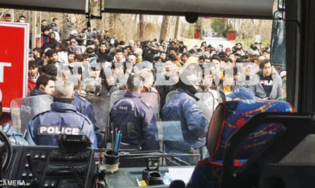 «Βόμβα»: Η Ελλάδα εξετάζει το ενδεχόμενο να κλείσει τα χερσαία σύνορα με την Τουρκία