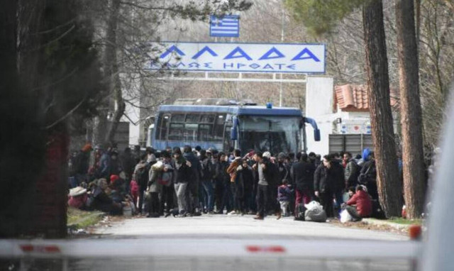 Kastanies customs post closed after large numbers of people seek to enter Greece from Turkey 