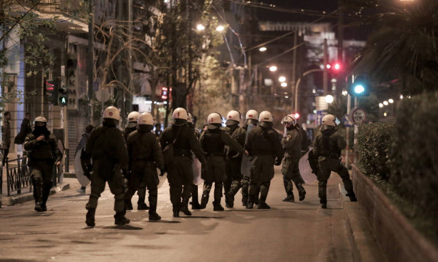 Σοβαρά επεισόδια στην ΑΣΟΕΕ: Πετροπόλεμος, χημικά και κρότου λάμψης (pics)