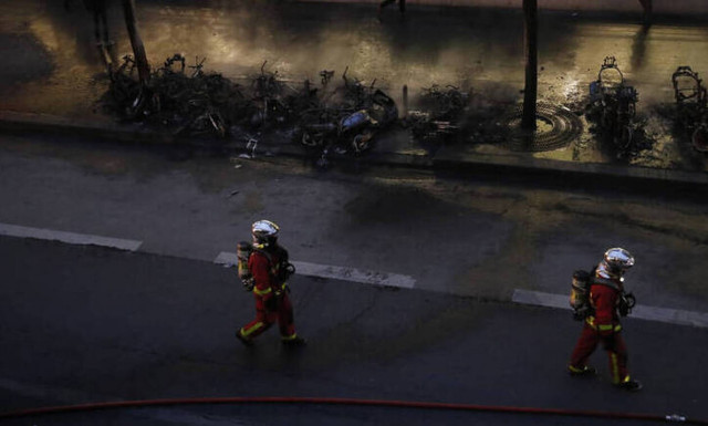 Πυρκαγιά και ταραχές στο Παρίσι στο περιθώριο της συναυλίας Κονγκολέζου καλλιτέχνη