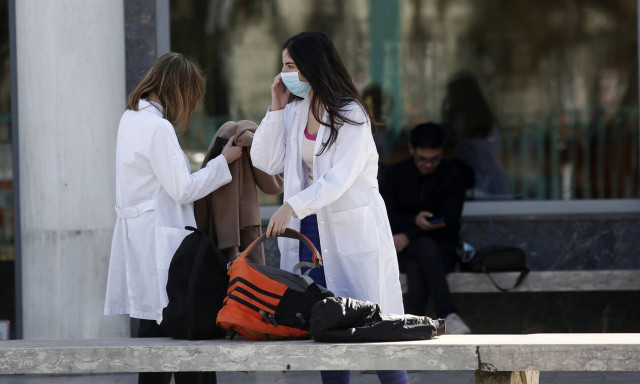 Κοροναϊός: Αγωνία για τους μαθητές του Κολλεγίου Ψυχικού-Είναι στο Λονδίνο με την κόρη της 40χρονης